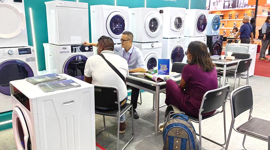 廣交會參展第一天！金環(huán)電器吸引國內(nèi)外客戶參觀交流