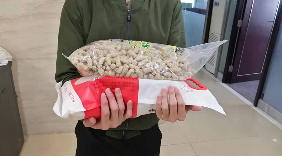 新春關(guān)懷 禮滿情暖！金環(huán)電器給員工發(fā)年貨