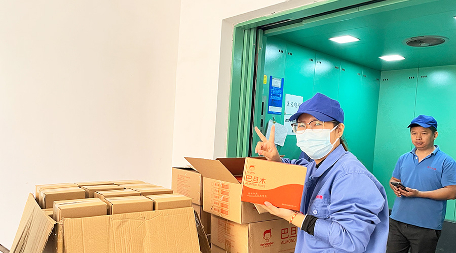 喜笑顏開！三八婦女節(jié)  金環(huán)電器發(fā)放禮品暖人心