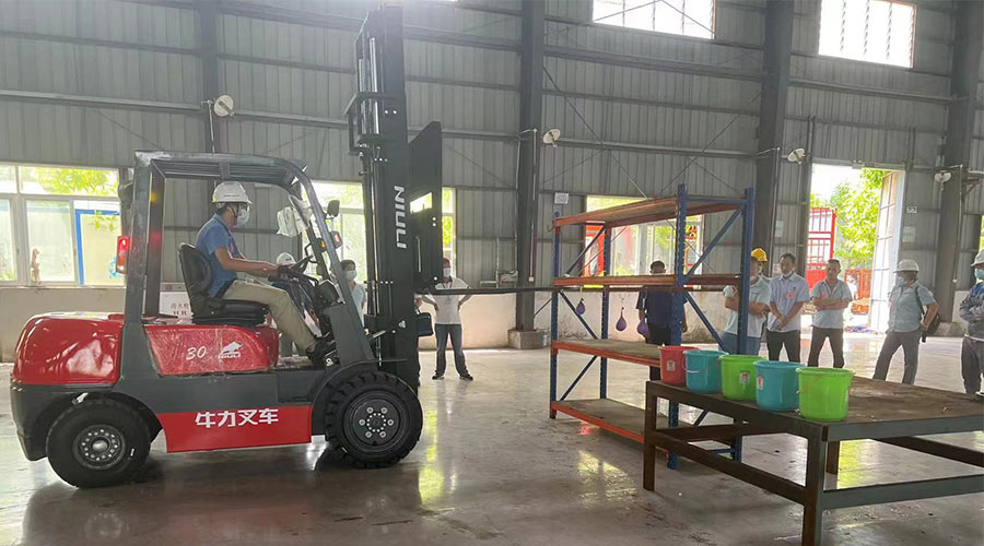 比技能 展風(fēng)采！金環(huán)電器參與鶴城鎮(zhèn)第二屆企業(yè)職工叉車技能競賽